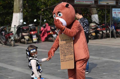 Mengharukan, Ayah Ini Beri 'Pelukan Beruang' Demi Biaya Pengobatan Anak