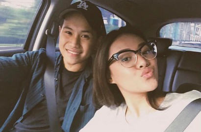 Romantisnya Pacar Berbaring Manja di Pangkuan Aurel Hermansyah