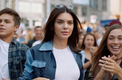 Iklan Pepsi Kendall Jenner Panen Kritikan, Ini Alasannya!