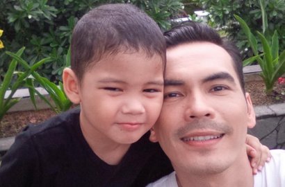 Adik Unggah Foto Atalarik Ajak Anak Sholat Berjamaah, Netter Malah Nyinyir