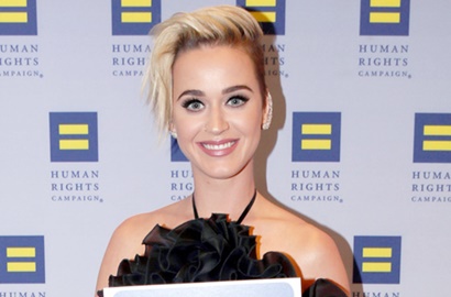Googling di Internet, Katy Perry Bangga Temukan Foto 'Panasnya'