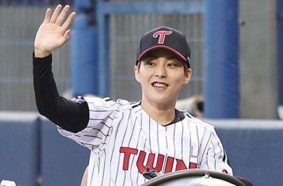 Jadi Pelempar Pertama di Pertandingan Bisbol, Begini Kerennya Xiumin EXO