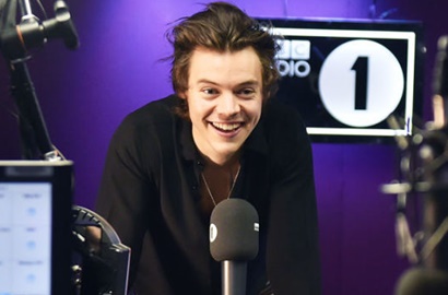 Dengarkan Lagu Sendu Anaknya 'Sign of the Times', Ibu Harry Styles Menangis Berulang Kali