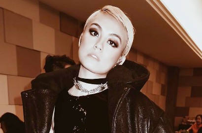 Agnes Monica Foto Gila, Teman Pamer Jari Tengah dan Taruh Tangan di Miss V Bikin Syok Netter