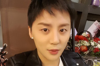 Makan Burger Saat Wamil, Wajah Polos Junsu JYJ Malah Jadi Bahan Tertawaan