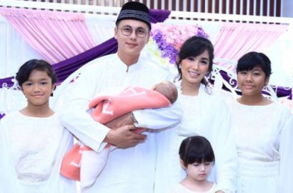 Serba Putih, Akikah Putri Keempat Ussy Sulistiawaty-Andhika Pratama Penuh Haru
