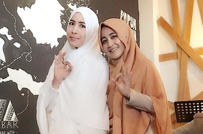Umi Pipik Pakai Baju Warna Cerah Karena Jatuh Cinta?