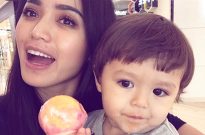 Ibu Asyik Bareng Geng Sosialita, Pose 'Melas' Putra Jessica Iskandar Tuai Simpati