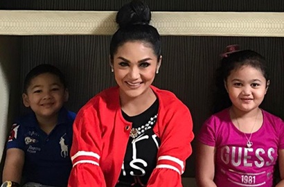 Krisdayanti Siapkan Alat Makeup, Inikah Budget Amora Sekali Tampil Cantik?