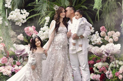 Foto Kehamilan Berkonsep Royal Family, Nia Ramadhani dan Mikhayla Cantik Menawan