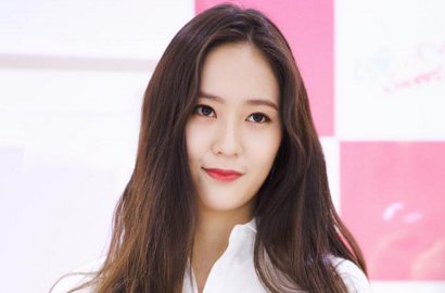 Krystal Curi Perhatian dengan Gaun Kuning di Star Awars Singapura