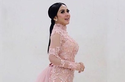 Syahrini Bela Diri Usai Dibully Ingkar Janji Soal Hijab dan Pakai Gaun Tonjolkan Dada