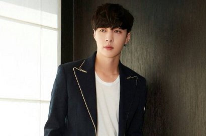 Jalani Pemotretan, Lay EXO Tampilkan Gaya Berbeda dengan Kaus dan Setelan Jas