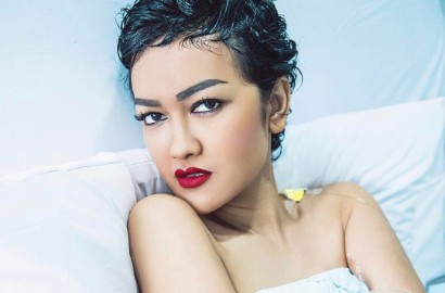Foto Baru Julia Perez Tampak Lemas Dipeluk Adiknya, Netizen Nangis dan Kirim Doa