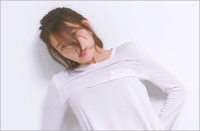 IU Pamer Perut Hingga Cium Patung di Teaser 'Palette', Fans: Aku Cemburu