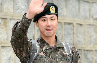 Disambut Ratusan Fans, Yunho TVXQ Resmi Keluar Wamil
