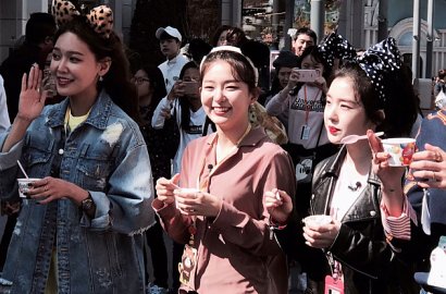 Biasa Jadi 'Ibu', Gantian Irene Red Velvet Jadi 'Anak' Sooyong SNSD