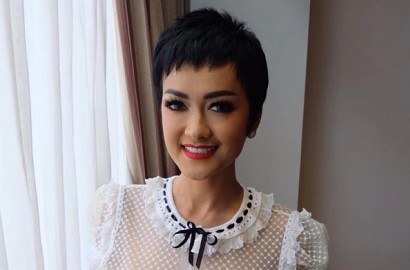 Dikabarkan Kritis, Julia Perez Masih Bisa Main Medsos dan Promo Iklan?