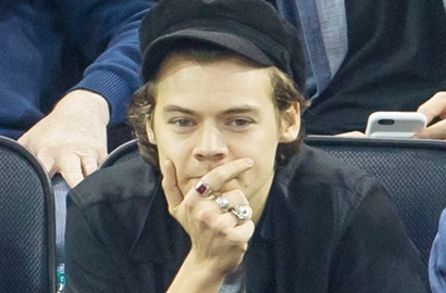 Diterpa Tuduhan Plagiat, Harry Styles Alami Insiden Kebakaran