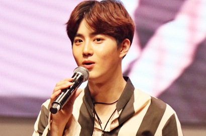 Cuek Pose Kece di Times Square, Suho EXO Tak Lupa Unggah Selca Super Ganteng