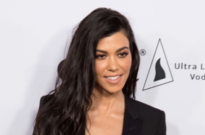 Justin Bieber Nyanyi, Kourtney Kardashian Angkat Rok Pamer Paha Mulus
