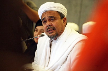 Ungkap Keaslian Chat Mesum, Polisi Lakukan Pencocokan HP Rizieq dan Firza