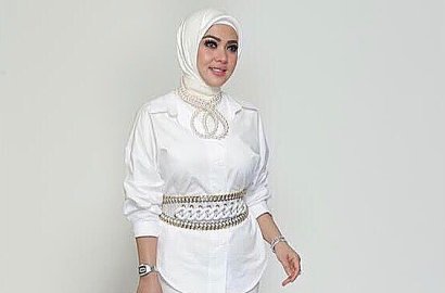 Lepas Hijab Usai Umrah, Syahrini Pede Tampil Kece Pakai Celana Sobek-Sobek