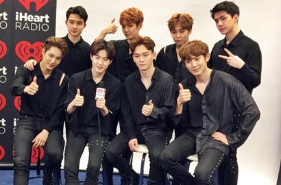 Difoto Candid, EXO Malah Pose Ganteng ke Kamera Fans Beruntung Ini