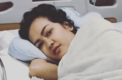 Julia Perez Genggam Erat Tangan Keponakan Saat Didoakan, Hati Netter Teriris Pilu
