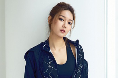 Pose di Sawah Hingga Kolam Renang, Sooyoung Umbar Paha Mulus di Bali
