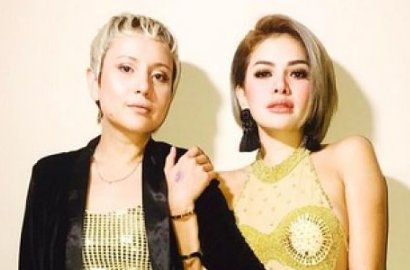 Nikita Mirzani Pose Seksi di Ranjang Bareng DJ Devina, Netter: Sekarang Belok?