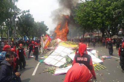 Sayangkan Pembakaran Karangan Bunga di Balai Kota, Ahok: Kan Bisa Dijual Lagi