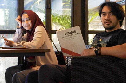 Dikabarkan Balikan, Rina Nose 'Kencan' Romantis Bareng Mantan Suami