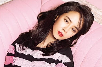Biasa Tanpa Make Up, Song Ji Hyo Tampil Seksi dan Elegan di Pemotretan Ini