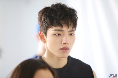 Pamer Lengan dan Abs Seksi, Awas Tergoda Lihat Gaya Macho Yeo Jin Goo