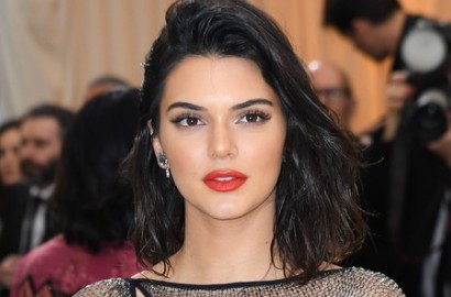 Kendall Jenner Pakai Baju Sobek Tanpa Bra, Vogue India Tuai Makian