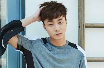 Santai di Pantai Bali, Roy Kim Pamer Perut Seksi di Foto Ini