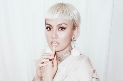 Nostalgia Terima Penghargaan Pertama, Imutnya Agnes Mo Pakai Baju Adat