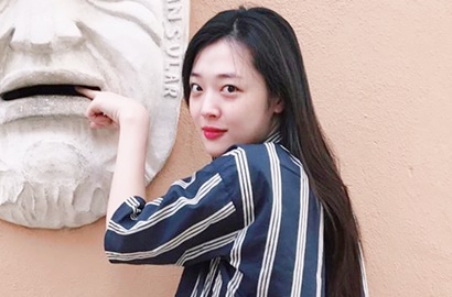 Asyik Liburan, Sulli Bangga Pamer Body Seksi Pakai Bikini