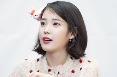Pakai Bando Kucing Hingga Jerapah, Imutnya IU di Fansign Ini Dijamin Bikin Gemas