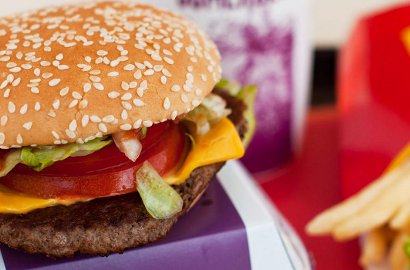 Percaya atau Nggak, Inilah Cara Nyeleneh yang Dilakukan Untuk Membuat Iklan Makanan Jadi Sempurna