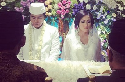Beda Usia 25 Tahun, Adjie Pangestu Diisukan Nikah Demi Tutupi Status Homo