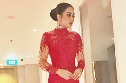 Bikin Heboh, Syahrini Rela Berlutut dalam Mobil Agar Gaun Merah Tak Kusut