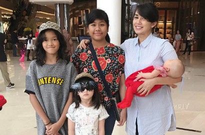 Dapat Bunga dan Surat Cinta di Hari Ibu Sedunia, Ussy Sulistiawaty 'Mewek'