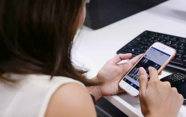 Nggak Disangka! Secara Nggak Sadar Smartphone Bisa Berakibat Buruk Terhadap Kecantikan Kulitmu