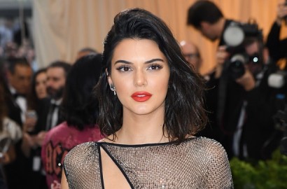 Jatuh  'Nyungsep' dari Sepeda, Kendall Jenner Jadi Bahan Tertawaan di Medsos