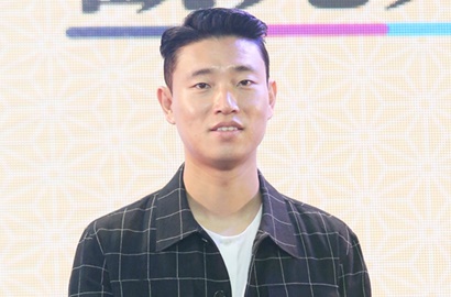 Perdana Usai Menikah, Gary Foto Bareng Bule Seksi di Hawaii