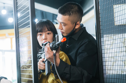 Tak Kalah Hot, Intip Foto Ciuman Yoo Ah-In Lim So Jung di 'Chicago Typwriter'