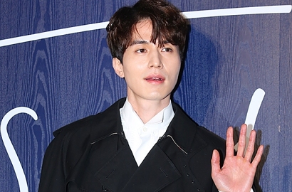 Siap Terbang ke Jakarta, Begini Penampilan Santai Lee Dong Wook di Bandara Incheon