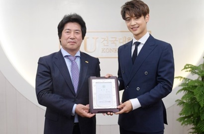 Ganteng Abis, Minho Girang Terima Penghargaan dari Kampusnya